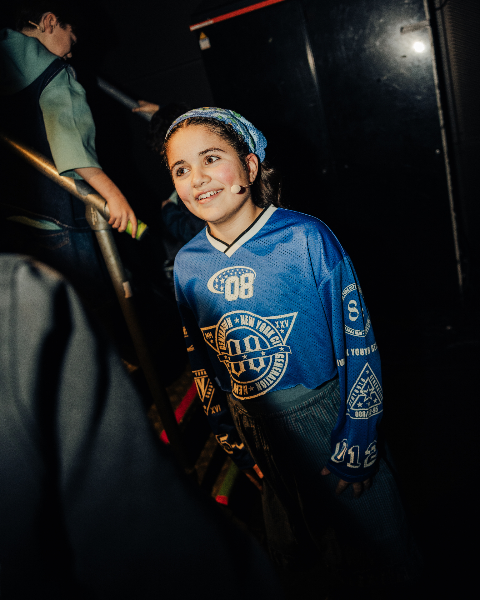 Marisa lachend backstage met headset, klaar voor de show