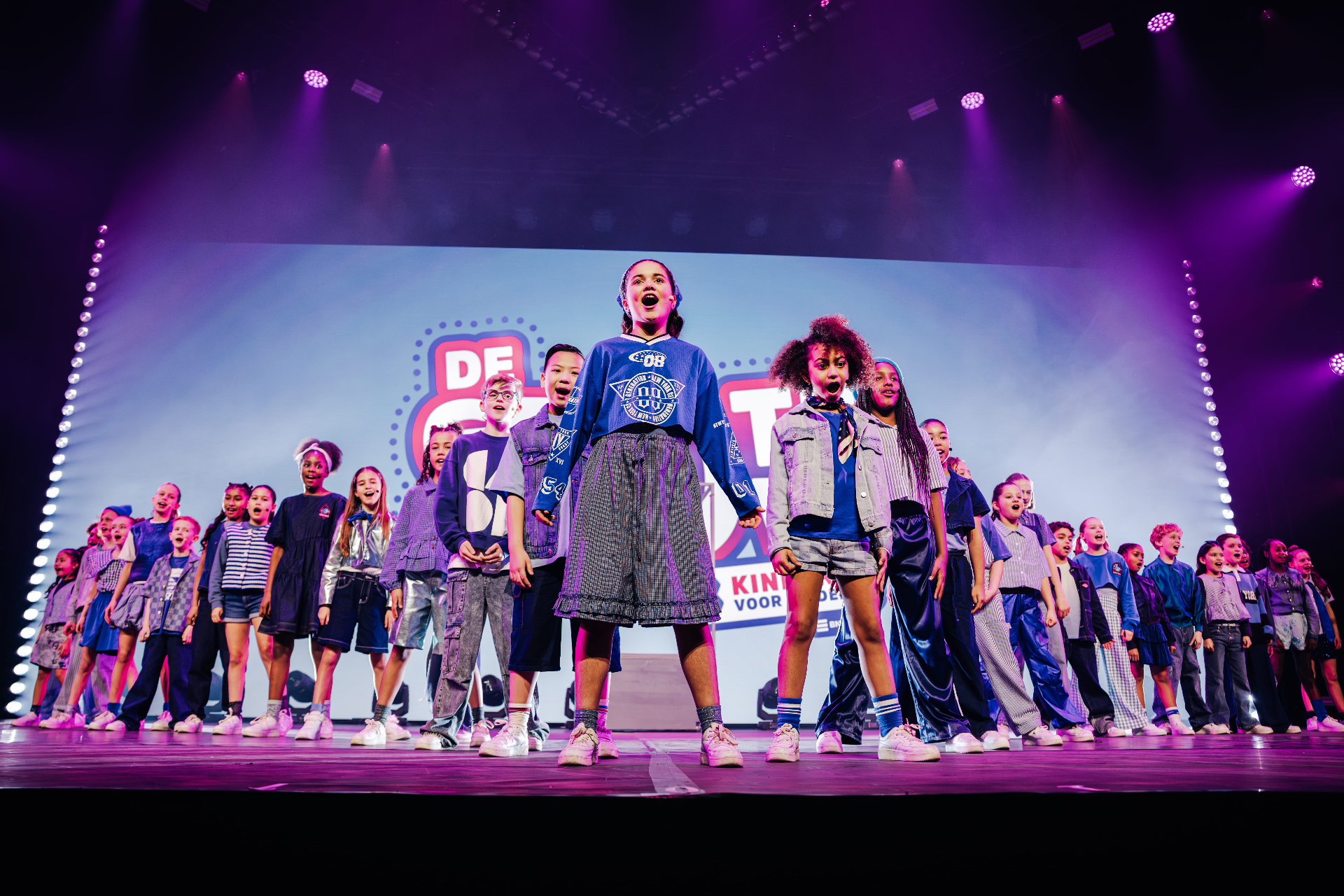 Marisa zingend op het podium bij Kinderen voor Kinderen