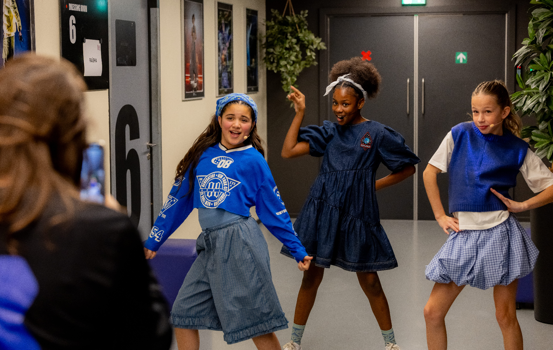 Marisa en vriendinnen dansen backstage bij dressing room 6