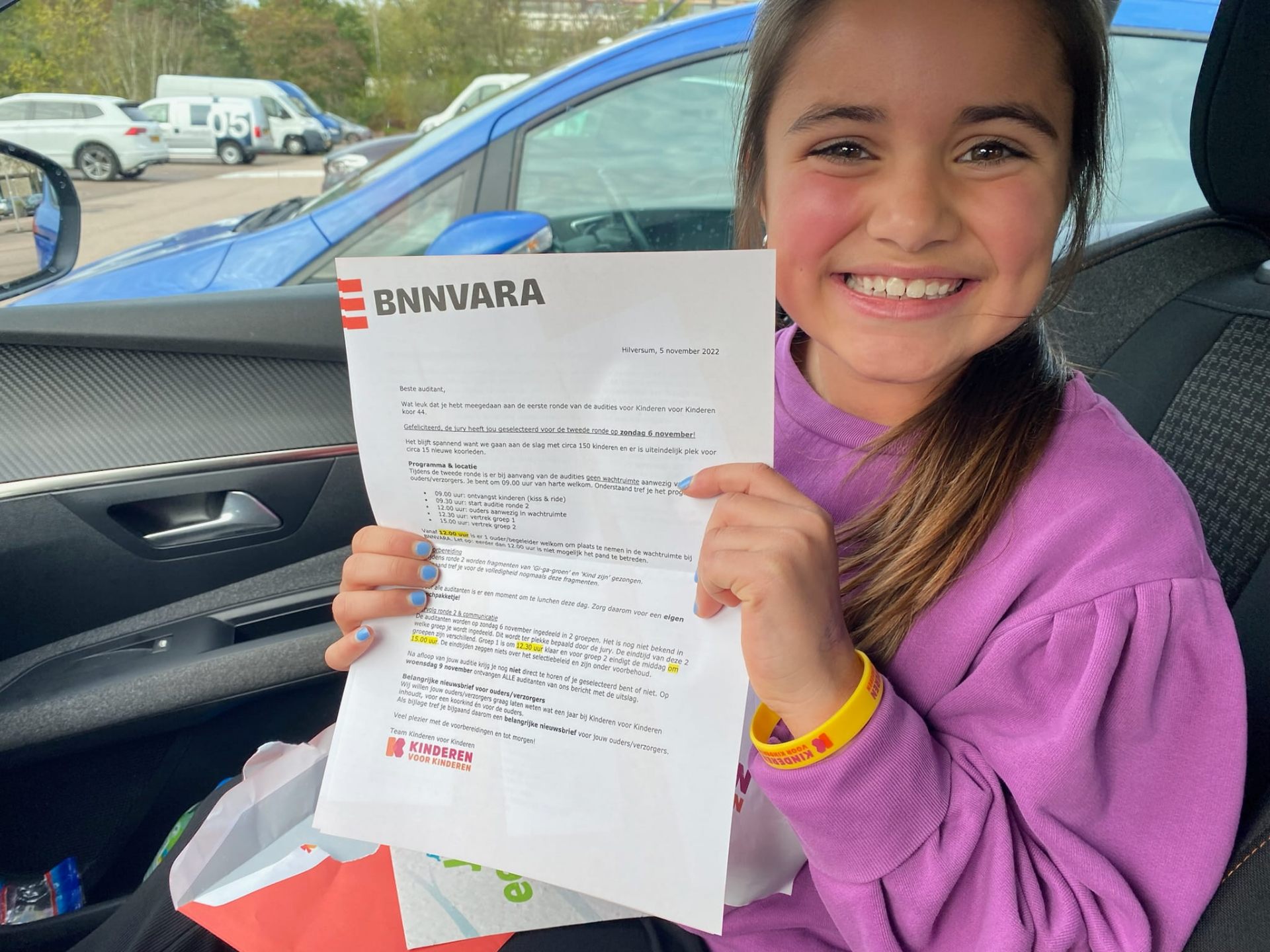 Marisa lacht stralend met de BNNVARA selectiebrief in haar handen