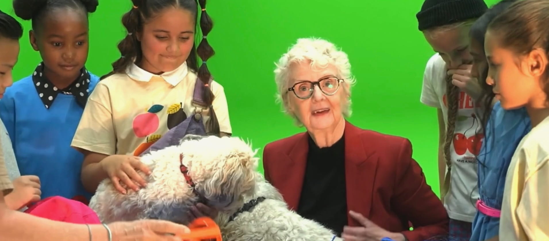 Marisa op de set met cast en hond bij een greenscreen-opname