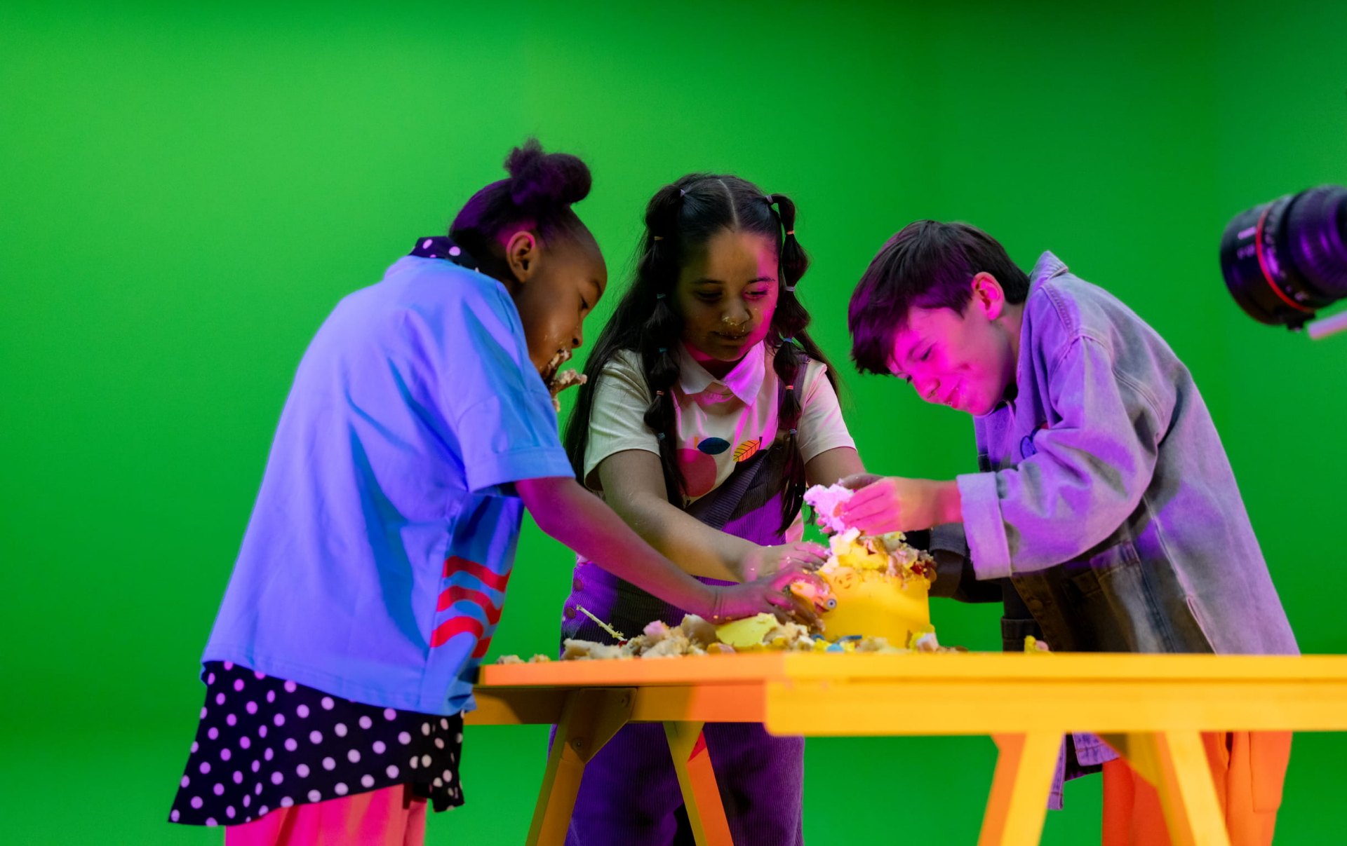 Marisa met vriendinnen tijdens een greenscreen-opname met taart
