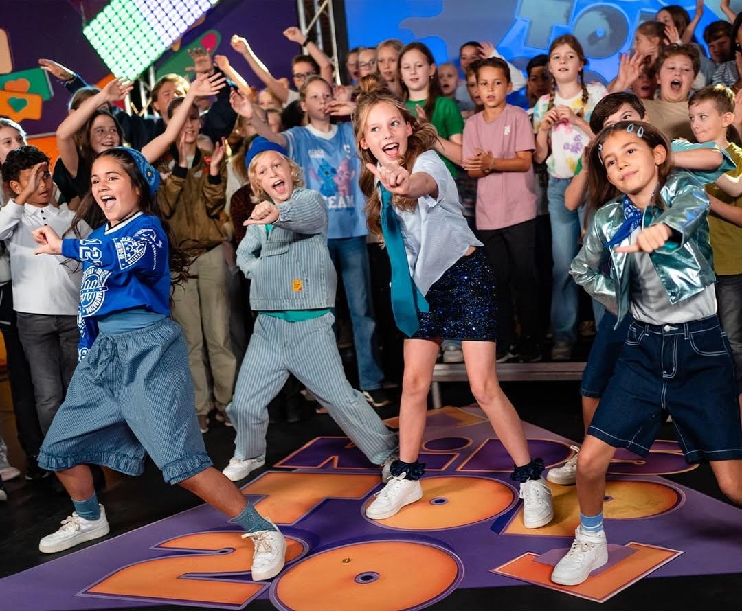 Marisa danst vooraan op het Kids Top 20-podium met de groep