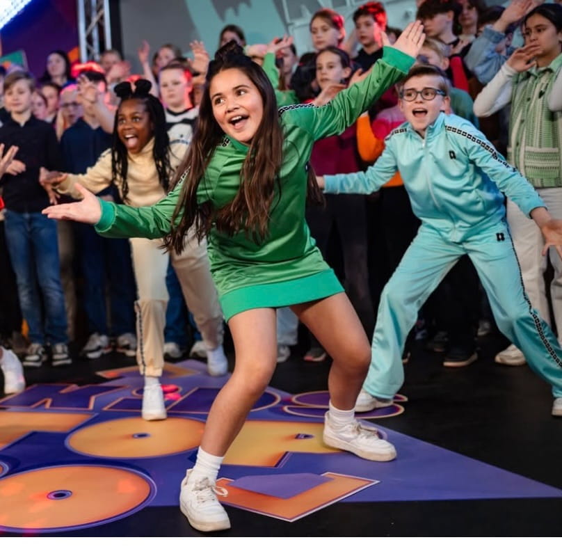 Marisa danst vooraan tijdens Kids Top show