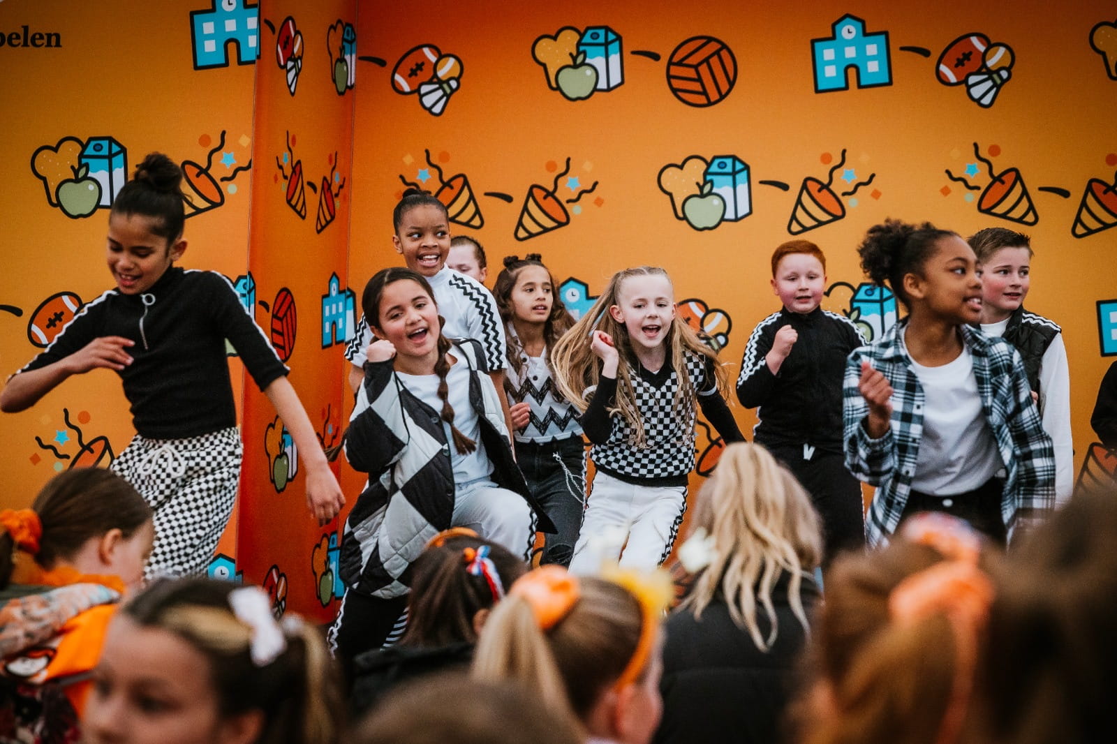 Marisa danst met het koor tijdens de Koningsspelen