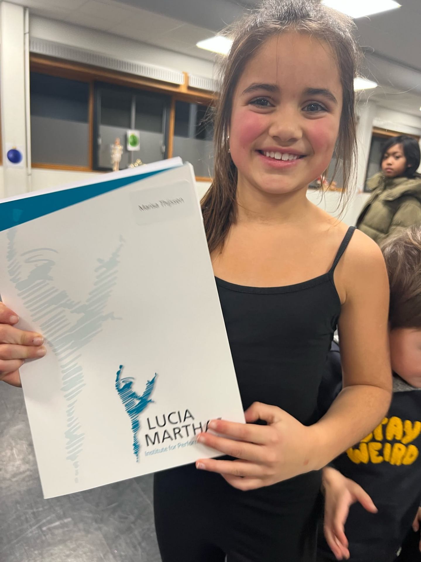 Marisa straalt met haar Lucia Marthas welkomstmap