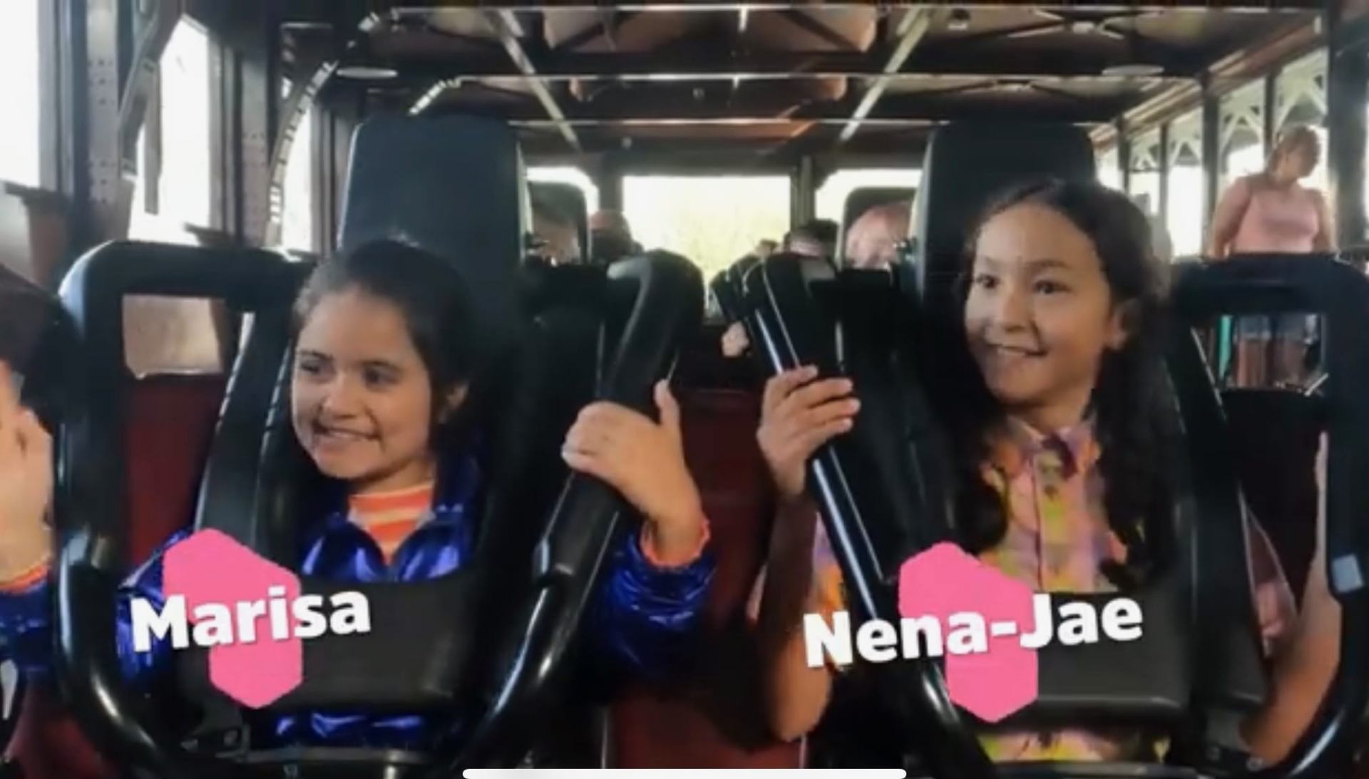 Marisa en Nena-Jae lachend naast elkaar in een attractie