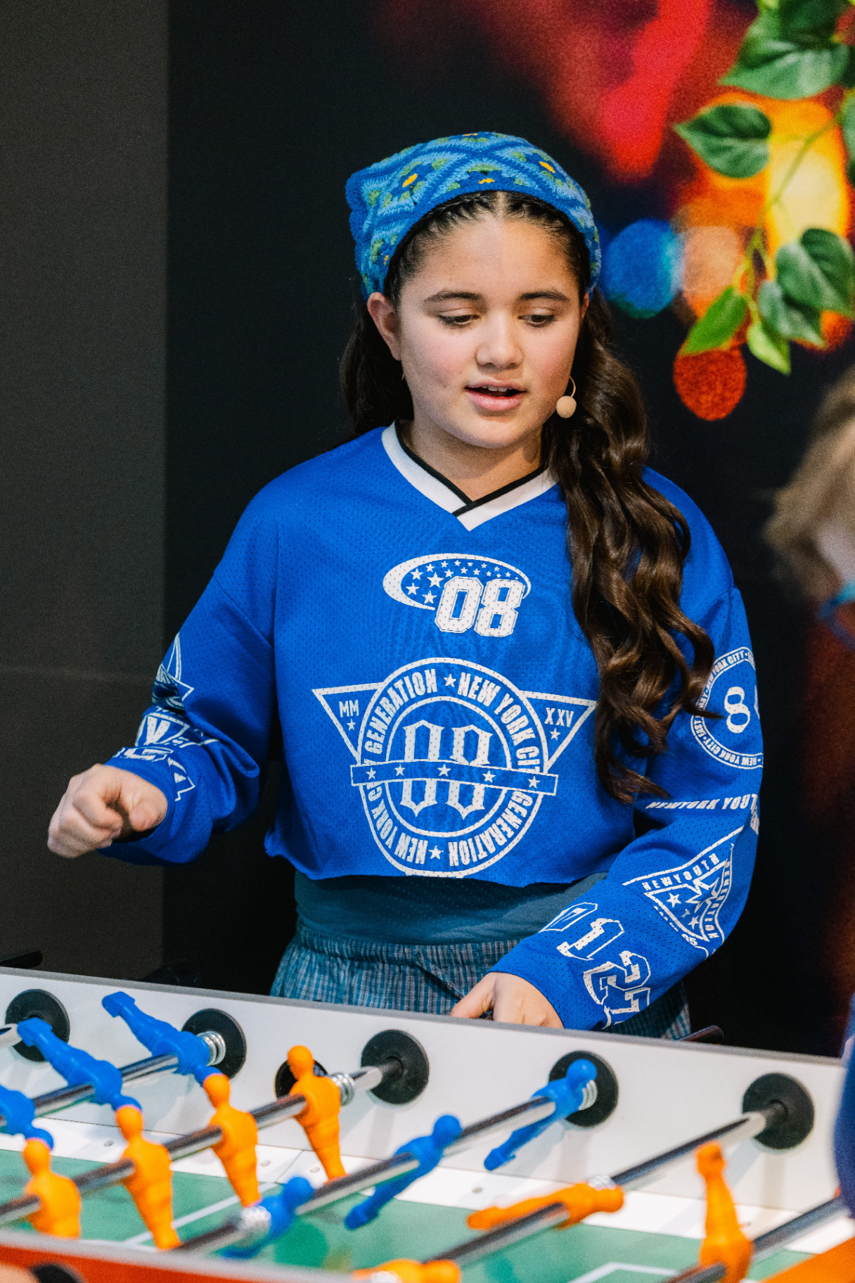 Marisa achter de tafelvoetbaltafel backstage