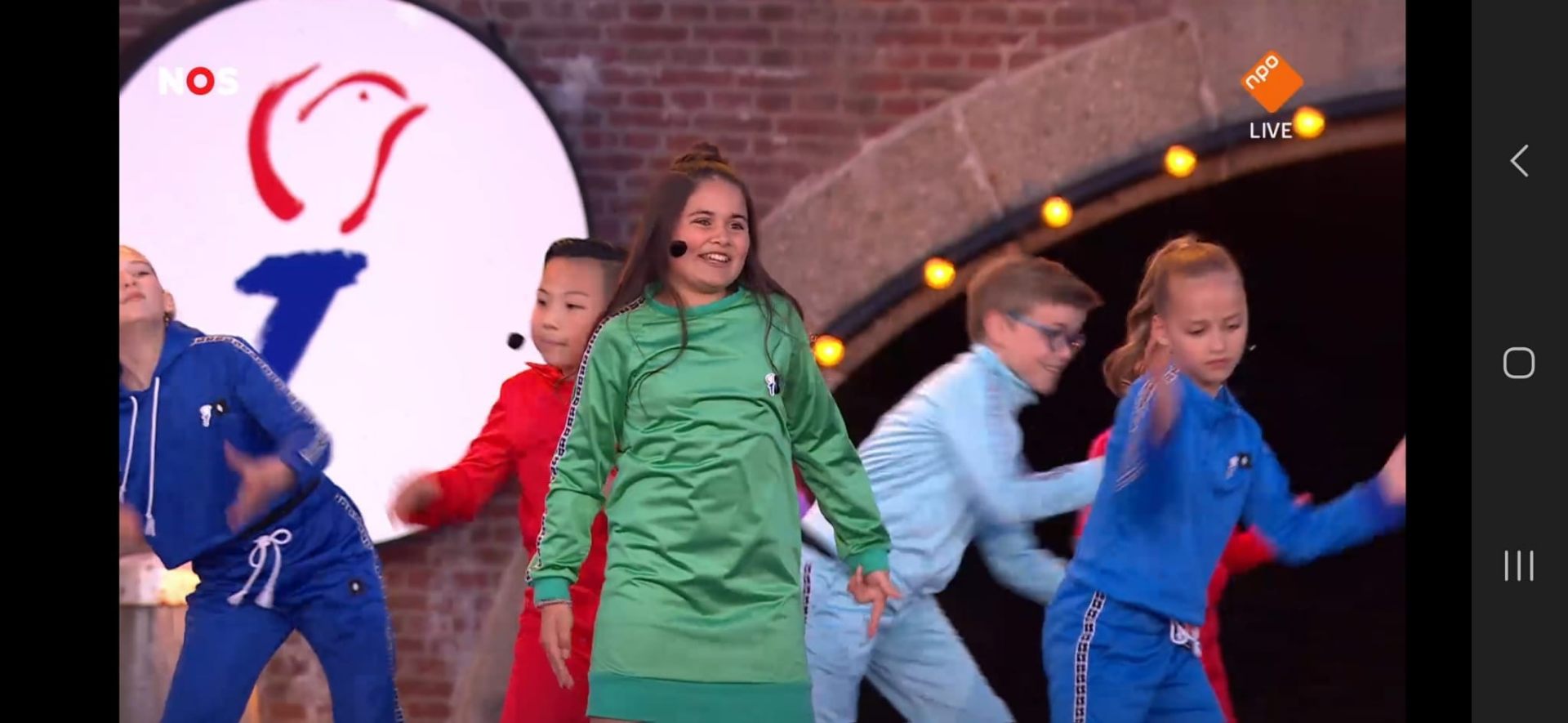 Marisa in groene outfit tijdens NOS live uitzending