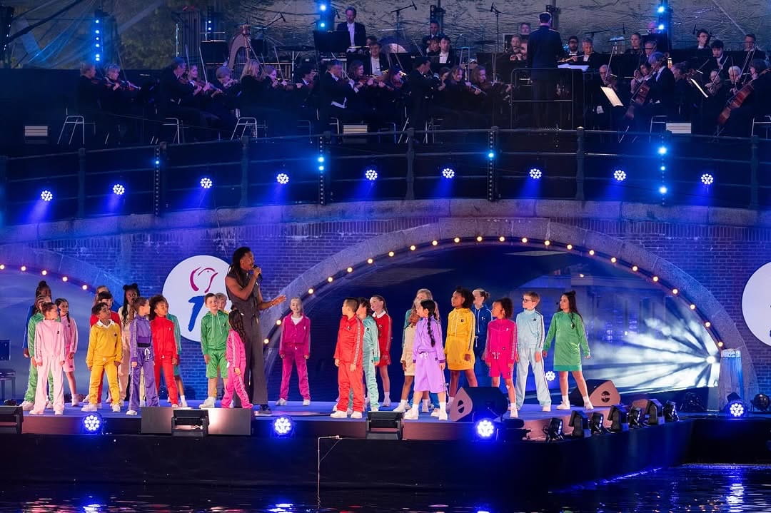 Optreden met orkest aan de Amsterdamse gracht