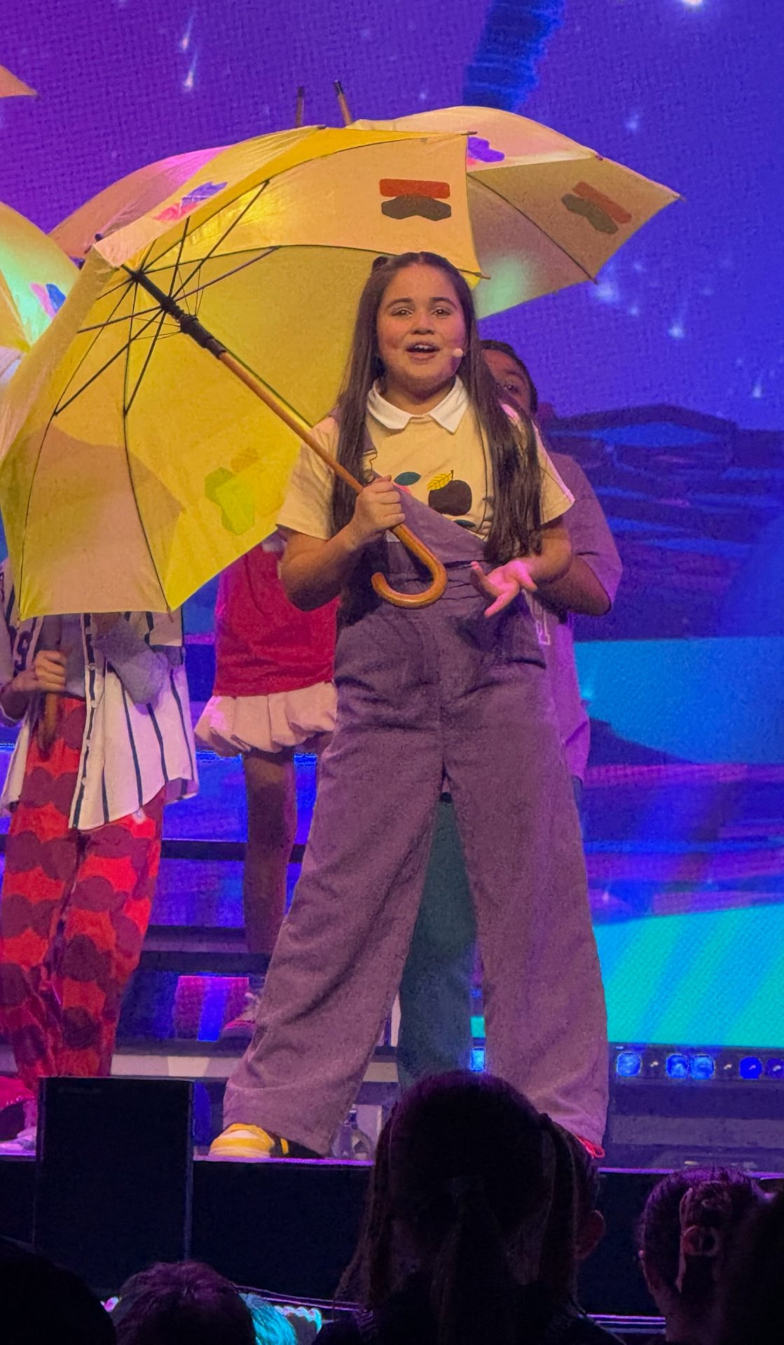 Marisa met gele paraplu tijdens de show