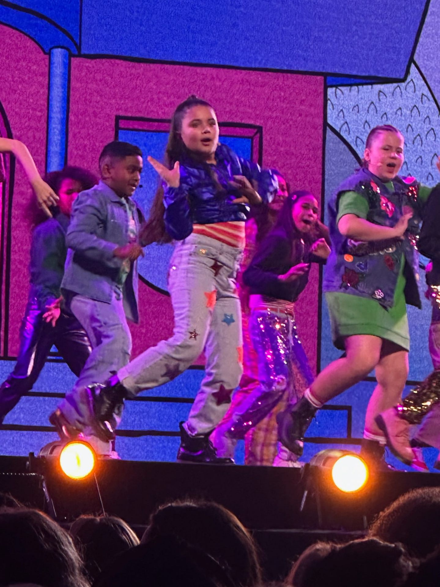 Marisa springend tijdens een energieke dansact op het podium